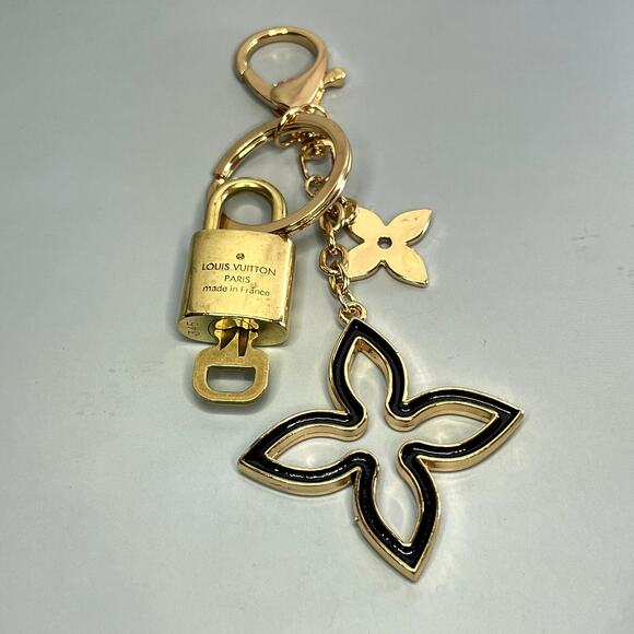 Louis Vuitton Gold Brass Lock and Key Set #345 on an unbranded Flower Keychain - Picture 4 of 4